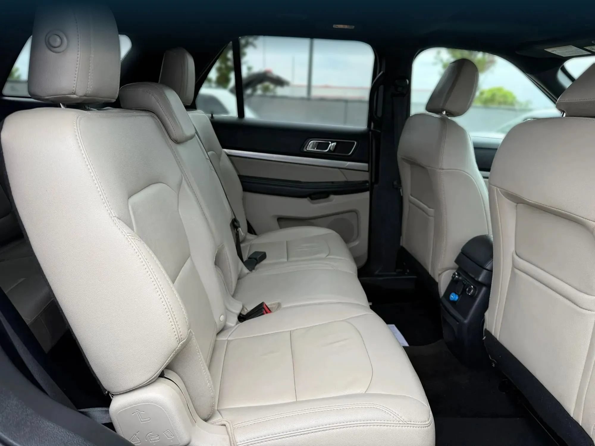 Used 2018 Ford Explorer XLT w/ Equipment Group 202A AWD/4WD image 20