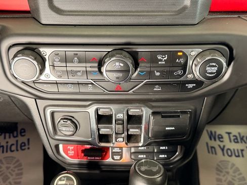Used 2021 Jeep Wrangler Unlimited Rubicon w/ LED Lighting Group AWD/4WD image 12