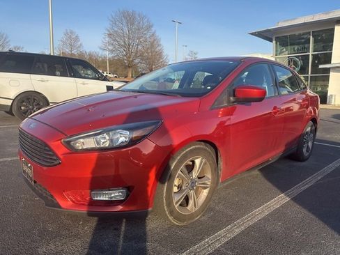 Used 2018 Ford Focus SE w/ SE Appearance Package image 11