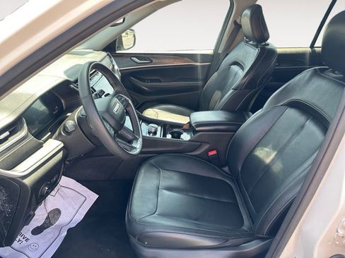 Used 2023 Jeep Grand Cherokee Limited w/ Luxury Tech Group II image 6