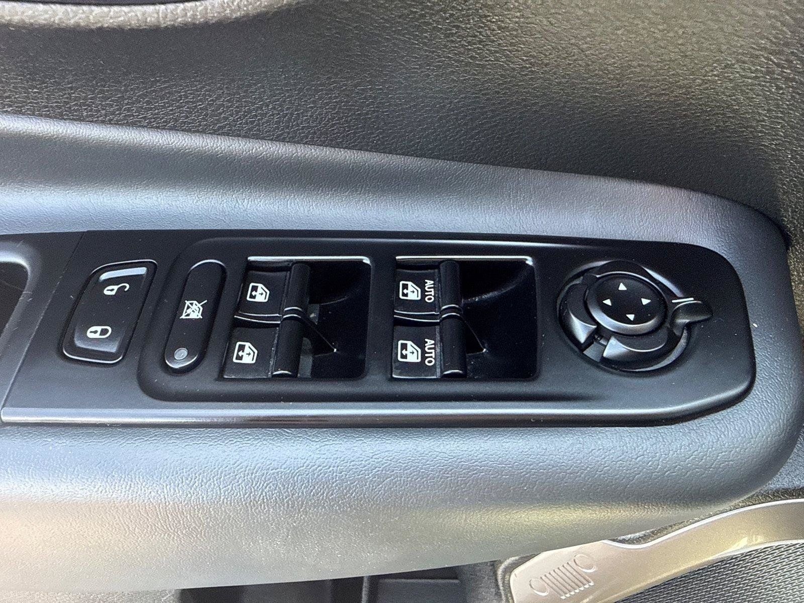 Used 2023 Jeep Renegade Latitude AWD/4WD image 11