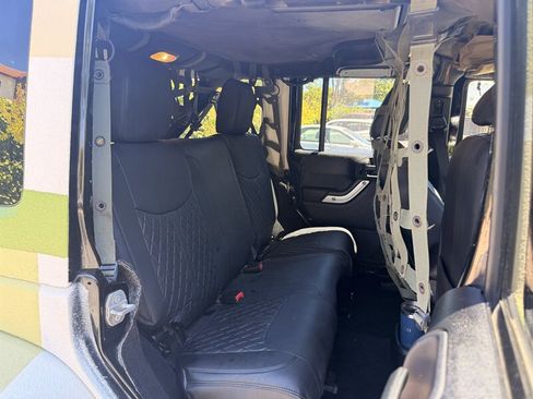 Used 2015 Jeep Wrangler Unlimited Sahara w/ Connectivity Group AWD/4WD image 9