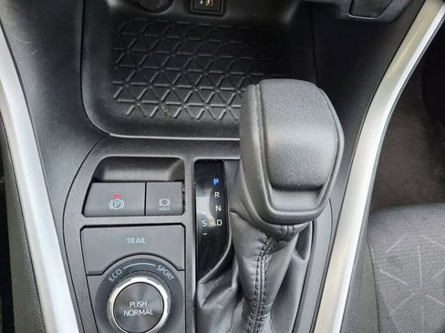 Used 2025 Toyota RAV4 XLE AWD/4WD image 19