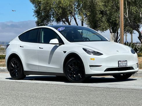 Used 2022 Tesla Model Y Long Range AWD/4WD image 2