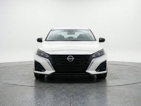 Used 2025 Nissan Altima 2.5 SV FWD image 2