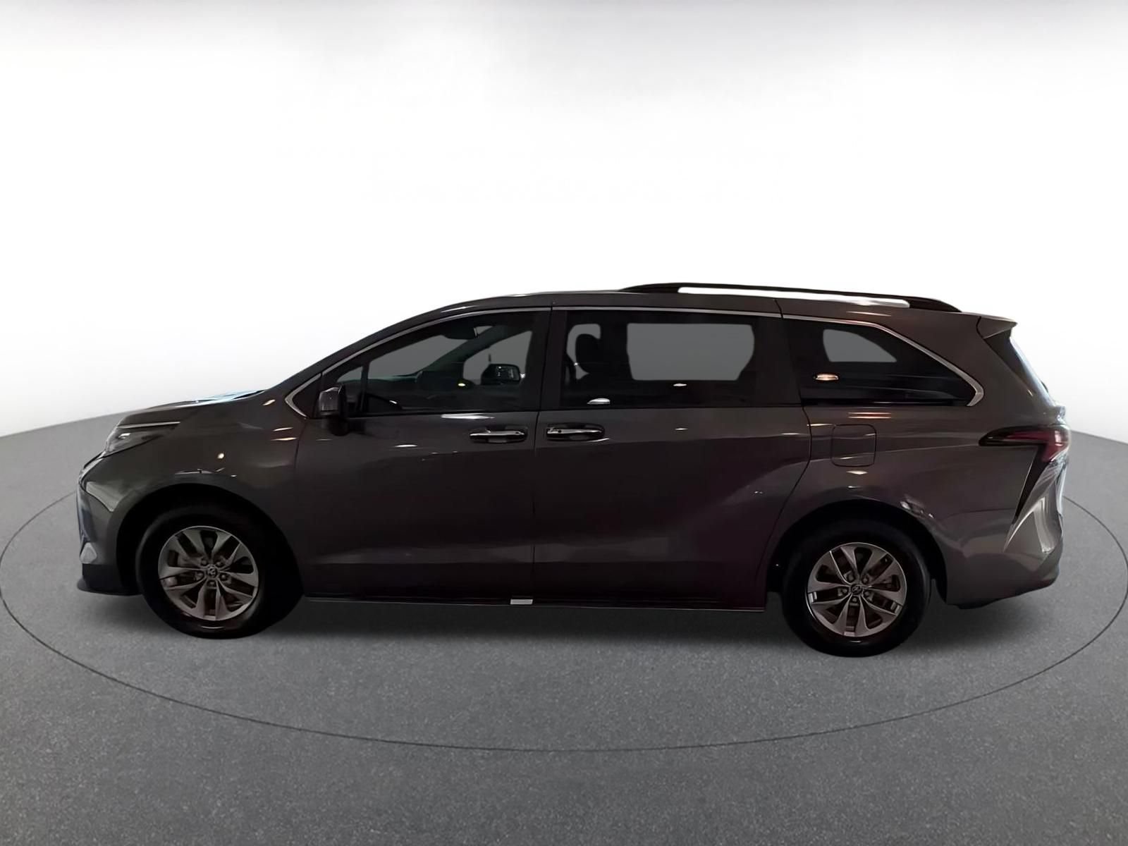 Used 2025 Toyota Sienna XLE FWD image 7