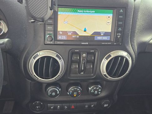 Used 2018 Jeep Wrangler Unlimited Sahara w/ Connectivity Group AWD/4WD image 18