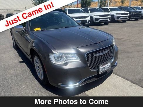 Used 2017 Chrysler 300 C RWD image 8