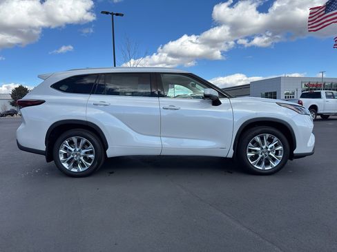 New 2026 Toyota Highlander Limited image 2