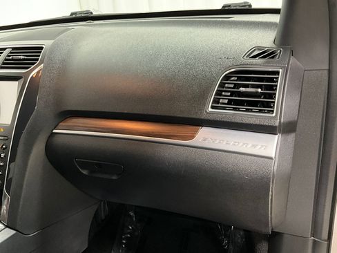 Used 2019 Ford Explorer Limited FWD image 17