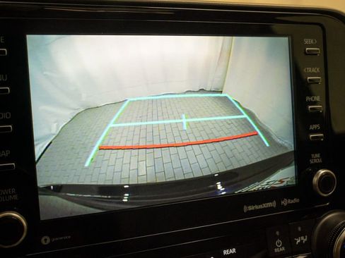 Used 2021 Toyota Highlander XLE image 17