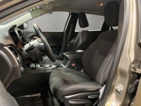 Used 2019 Jeep Cherokee Latitude w/ Popular Appearance Group image 7