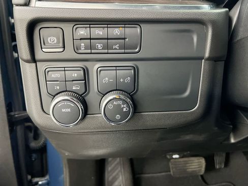 Used 2025 Chevrolet Suburban LT AWD/4WD image 19