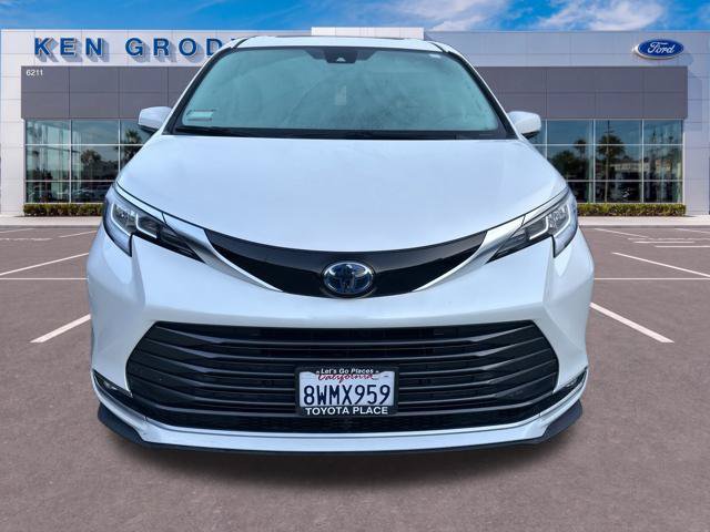 Used 2021 Toyota Sienna Limited FWD image 3
