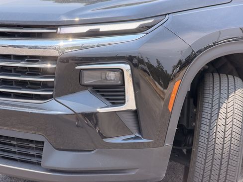 Used 2025 Chevrolet Traverse LT w/ LPO, Floor Liner Package FWD image 8