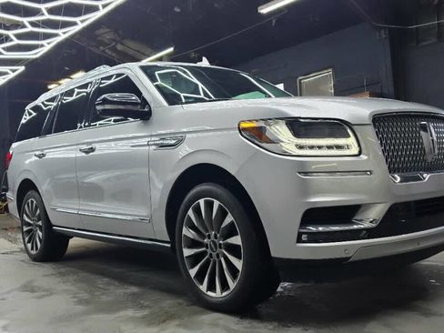 Used 2019 Lincoln Navigator Select image 4