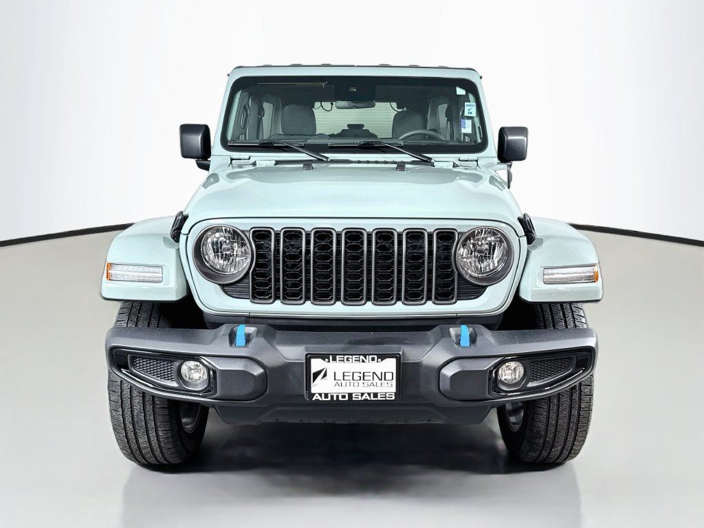 Used 2024 Jeep Wrangler Unlimited AWD/4WD image 2
