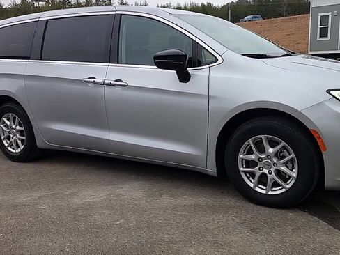 Used 2024 Chrysler Pacifica Touring-L image 10