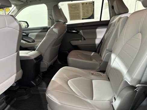 Used 2024 Toyota Highlander XLE FWD image 14