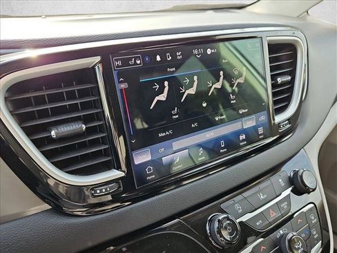 Used 2022 Chrysler Pacifica Touring-L FWD image 13