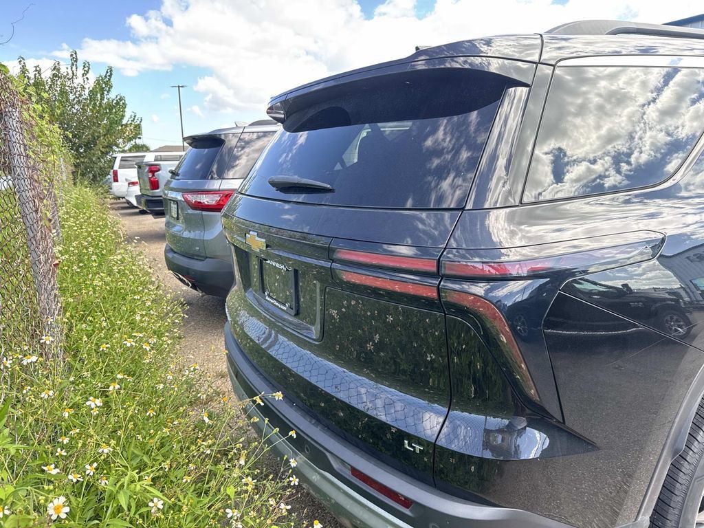 Used 2024 Chevrolet Traverse LT FWD image 12