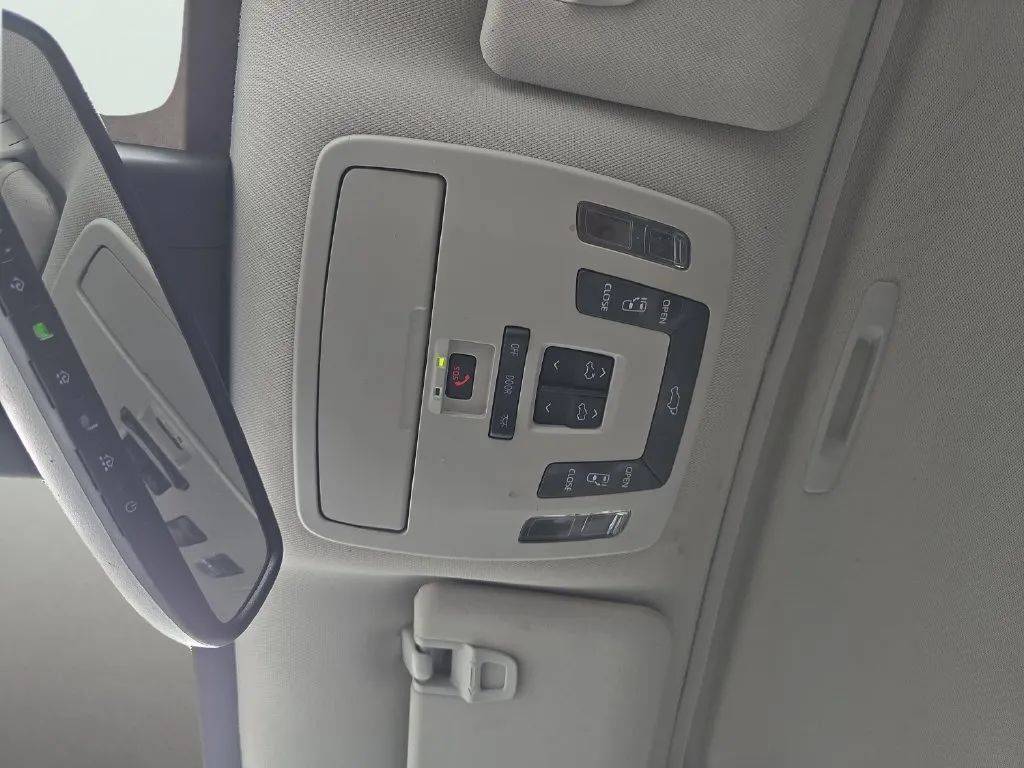 Used 2021 Toyota Sienna XLE FWD image 32
