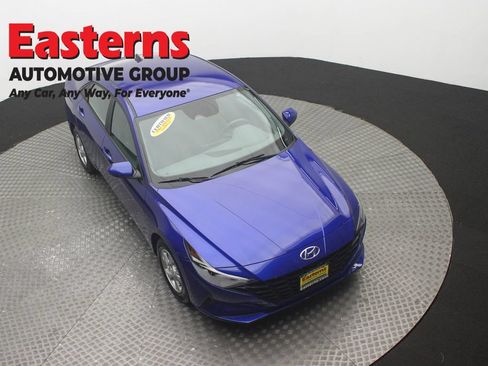 Used 2023 Hyundai Elantra SE w/ Preferred Accessory Package FWD image 3