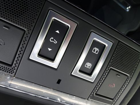 Certified 2025 Jaguar F-PACE R-Dynamic S image 31