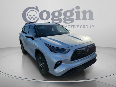 Used 2022 Toyota Highlander XLE FWD image 6