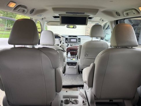 Used 2012 Toyota Sienna XLE w/ Entertainment Pkg FWD image 18