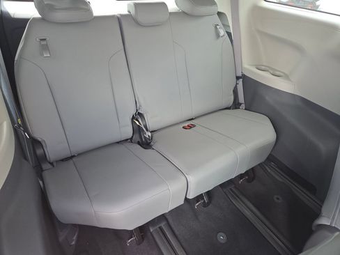 Used 2021 Toyota Sienna XLE FWD image 31