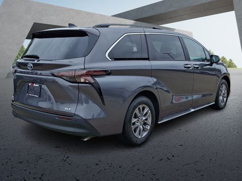 Certified 2025 Toyota Sienna XLE FWD image 6