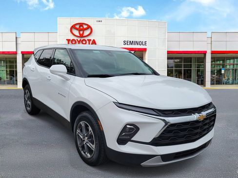 Used 2025 Chevrolet Blazer LT FWD image 2