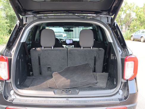 Used 2023 Ford Explorer XLT AWD/4WD image 7