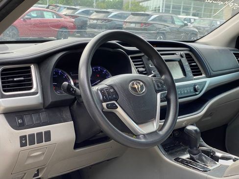 Used 2018 Toyota Highlander LE FWD image 7