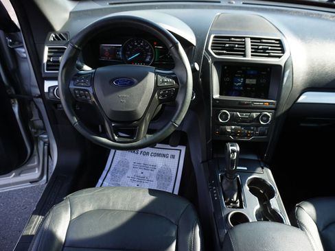 Used 2017 Ford Explorer XLT w/ Equipment Group 202A FWD image 21