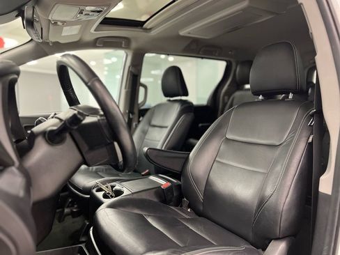 Used 2019 Toyota Sienna SE Premium w/ Carpet Mat Package image 20