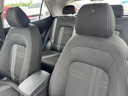 Used 2025 Hyundai Venue SEL FWD image 11