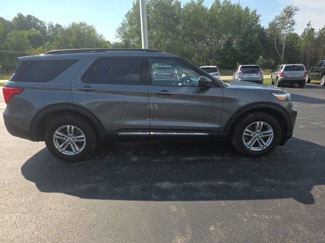 Used 2022 Ford Explorer XLT AWD/4WD image 2