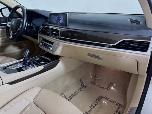 Used 2021 BMW 740i image 30