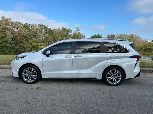 Used 2023 Toyota Sienna Platinum image 2