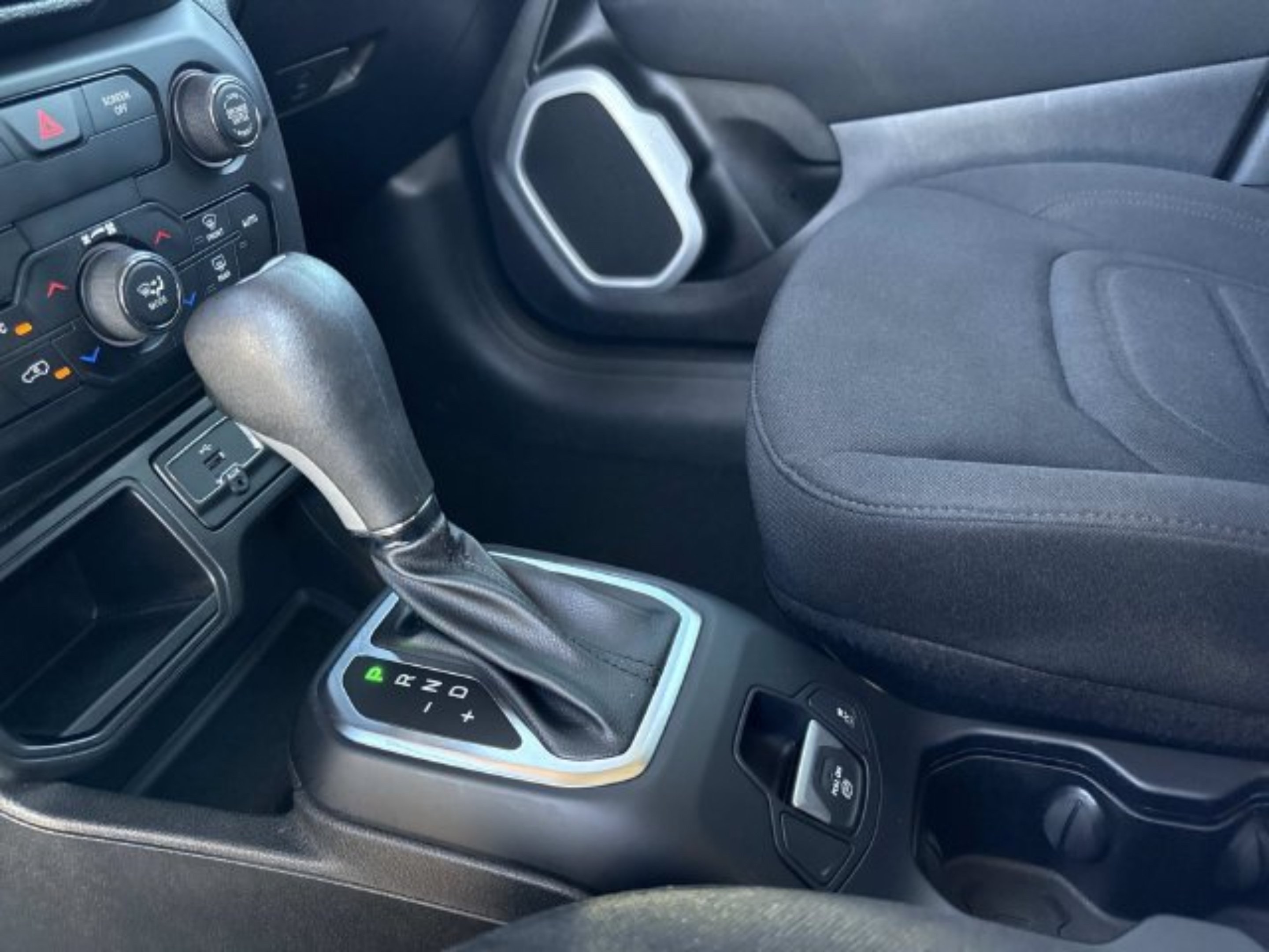 Used 2020 Jeep Renegade Latitude w/ Popular Equipment Group FWD image 17
