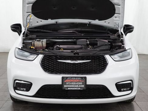 Used 2025 Chrysler Pacifica Select FWD image 3