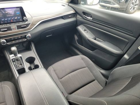 Used 2025 Nissan Altima 2.5 SV FWD image 14