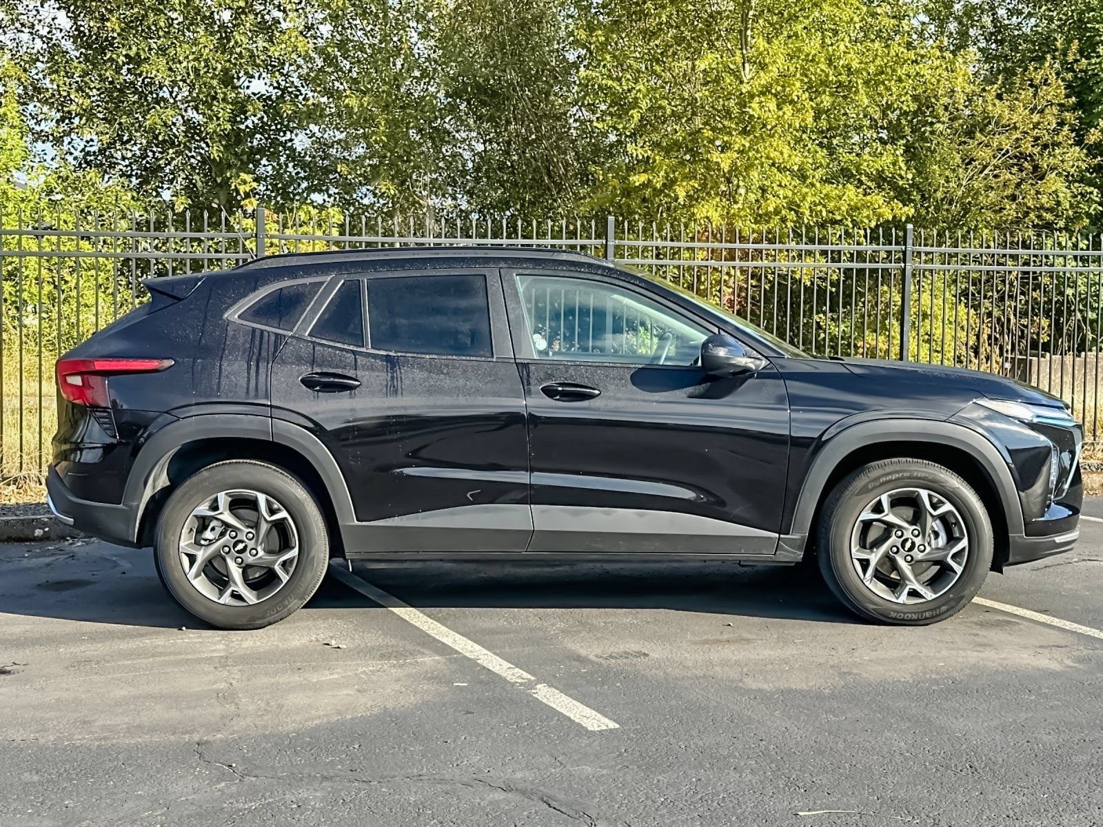 Used 2025 Chevrolet Trax LT w/ LT Convenience Package FWD image 2