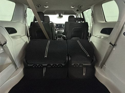 Used 2023 Chrysler Voyager LX FWD image 33