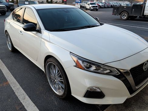 Used 2021 Nissan Altima 2.5 SR image 2