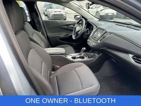 Used 2017 Chevrolet Malibu LT FWD image 2