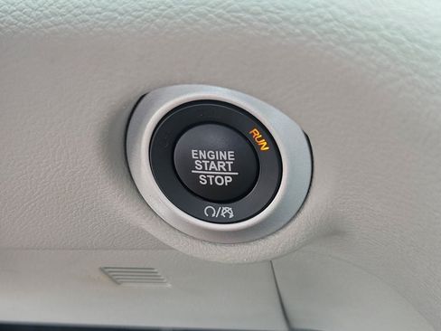 Used 2024 Chrysler Pacifica Touring-L FWD image 26