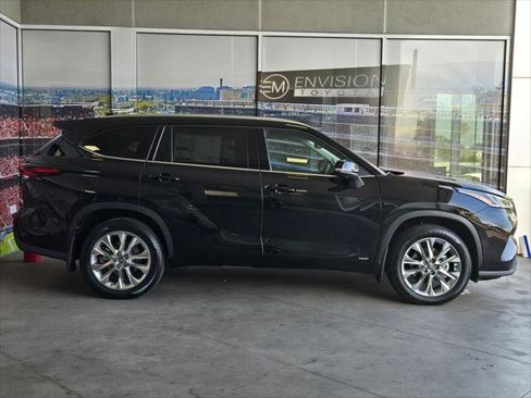 Certified 2026 Toyota Highlander Limited AWD/4WD image 4